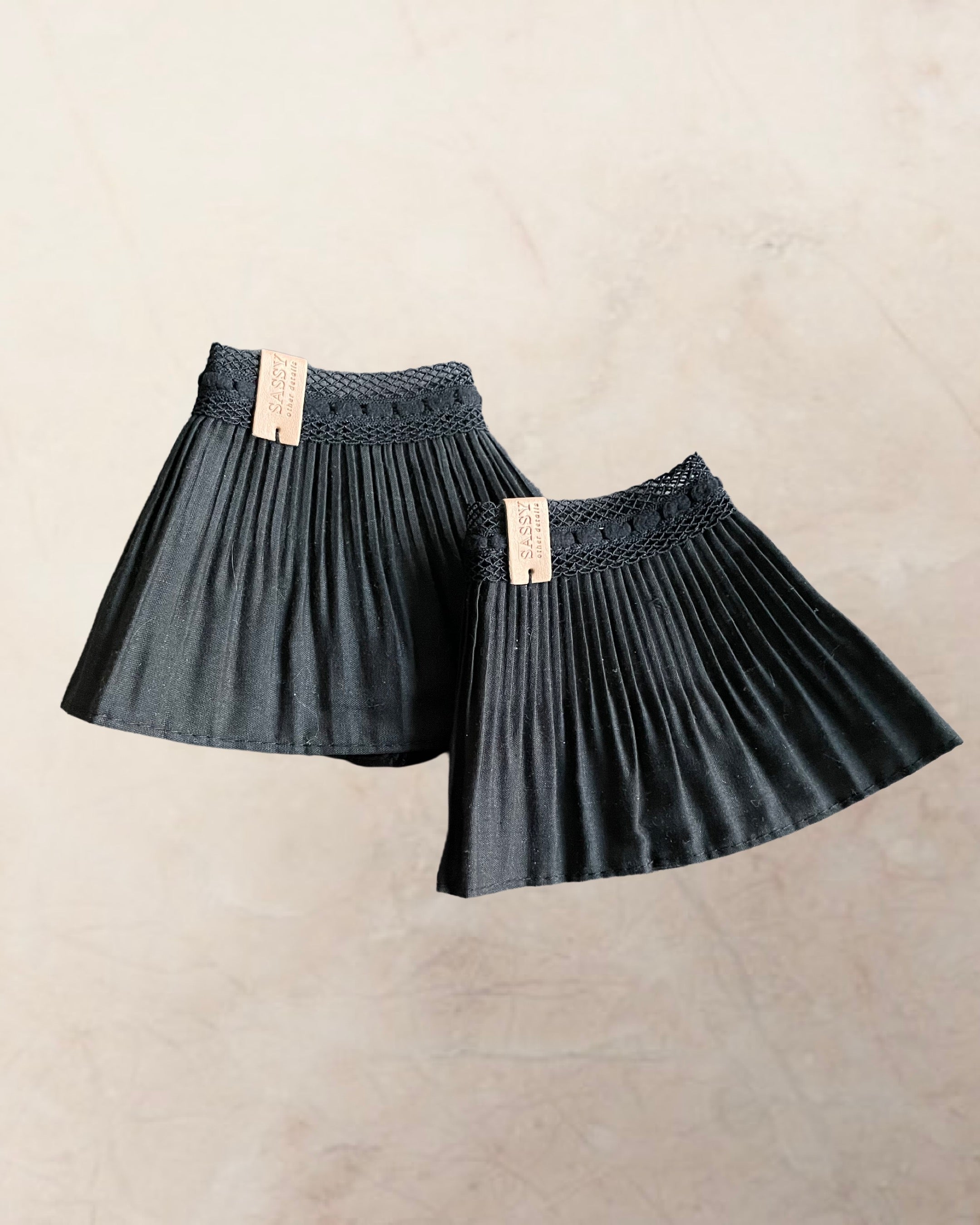 Gepleite manchetten in zwart